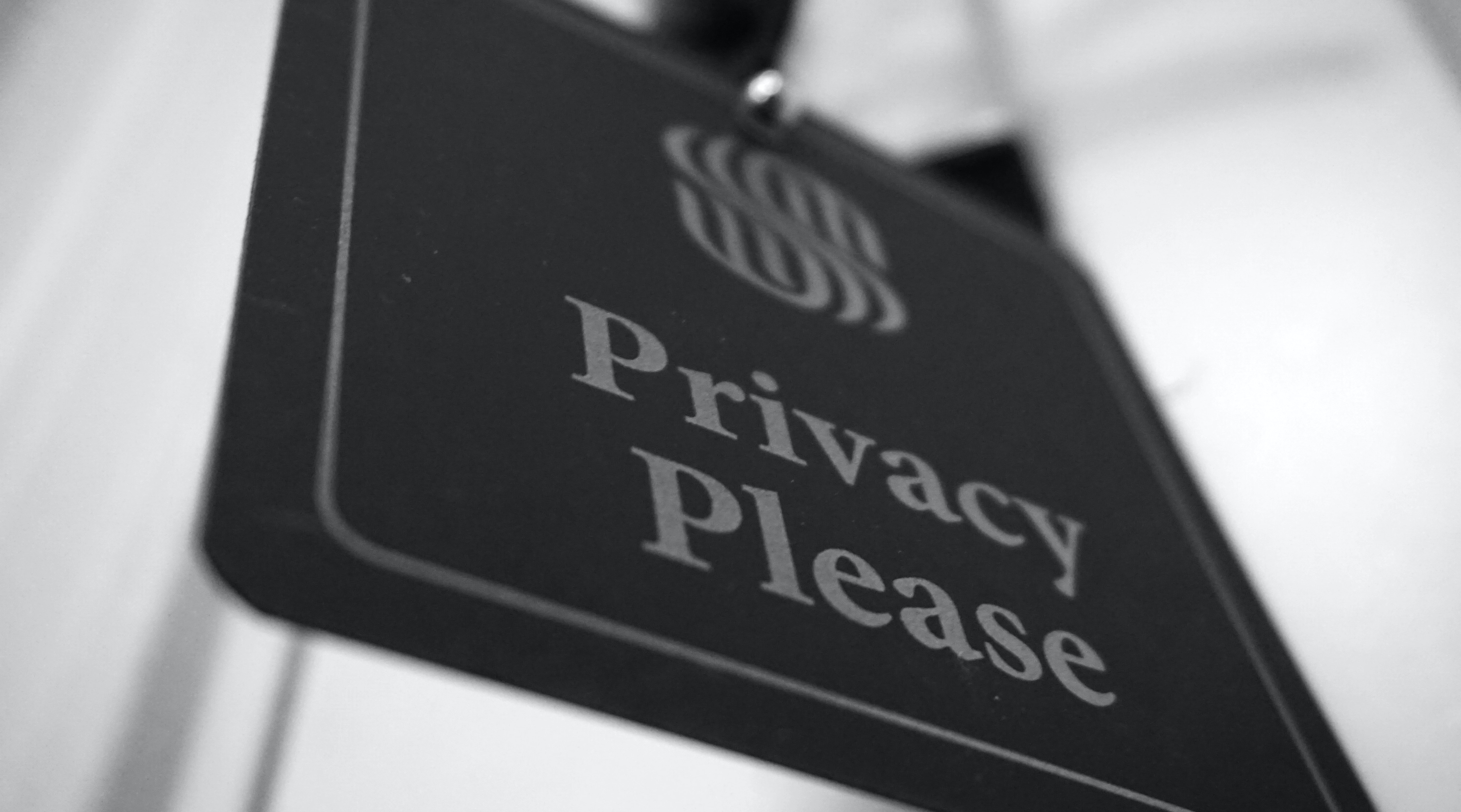 Schild mit Schriftzug Privacy Please
