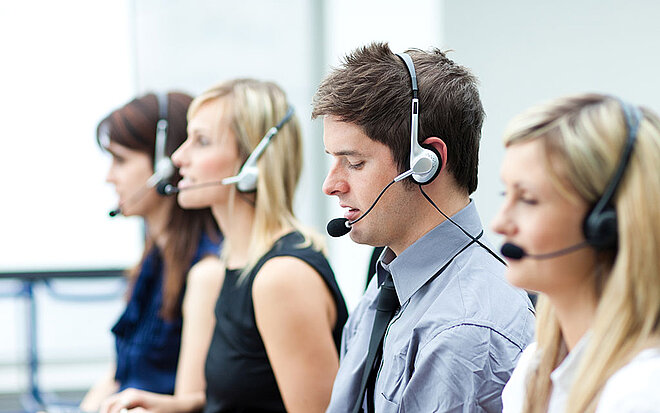 Mehrere Personen in einer Telefon-Hotline