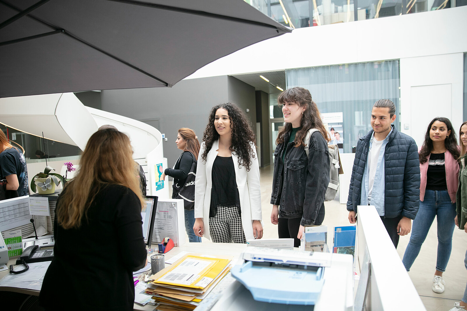 Students in front of the helpdesk at SSC.